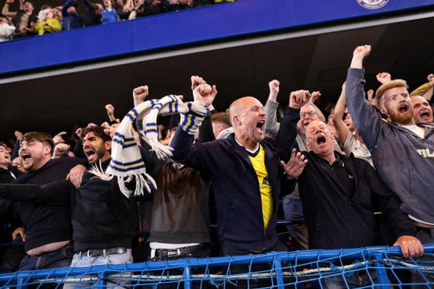 Chelsea gegen Leeds United, 9. September 2026, London, Carabao Cup, 3. Runde: Chelsea gegen Leeds United – Leeds-Fans feiern ihr erstes Tor. Foto: Jacques Feeney, Abseits, London, Großbritannien  Copyright: xJacquesxFeeneyx xOffsidexOffside