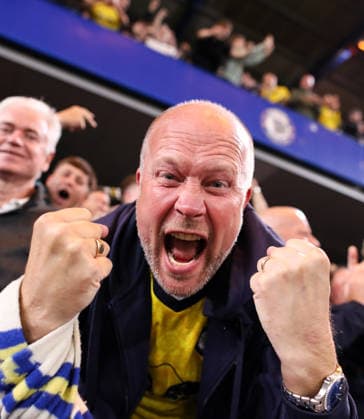 Chelsea gegen Leeds United, 9. September 2026, London, Carabao Cup, 3. Runde: Chelsea gegen Leeds United – Leeds-Fans feiern ihr erstes Tor. Foto: Jacques Feeney, Abseits, London, Großbritannien  Copyright: xJacquesxFeeneyx xOffsidexOffside