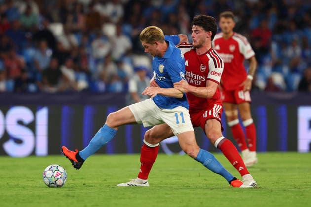 Napoli™s Kevin De Bruyne fights for the ball with Arsenal s Mikel Merino during the UEFA Champions League football match between Napoli vs Arsenal - Champions League 2026 2027 - Diego Armando Maradona stadium September 9, 2026 Naples, Italy soccer  Copyright: xAlessandroxGarofalo LaPressex