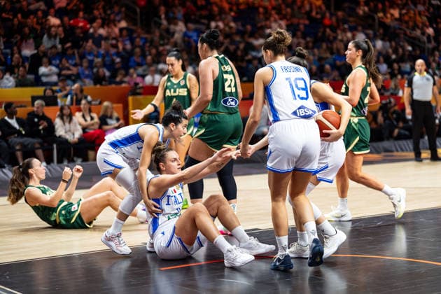 Cecilia Zandalasini (Italy), 09 on the floor; Costanza Verona (Italy), 08; and Martina Fassina (Italy), 19 helping up, GER, Italy vs. Australia, Basketball, 2026 FIBA Women’s World Cup, Quarterfinal Qualifier, September 9, 2026, GER, Italy vs. Australia, basketball, FIBA Women’s World Cup 2026, quarterfinal qualifier, September 9, 2026, Berlin Copyright: xEibner-Pressefoto MaxxVincenx EP_MVN