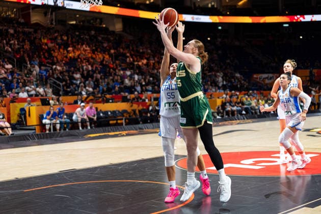 Chloe Bibby, Australia, 55 on a layup; Vittoria Blasigh, Italy, 55; GER, Italy vs. Australia, basketball, 2026 FIBA Women’s World Cup, quarterfinal qualifier, September 9, 2026, Germany, Italy vs. Australia, basketball, 2026 FIBA Women’s World Cup, quarterfinal qualifier, September 9, 2026, Berlin Copyright: xEibner-Pressefoto MaxxVincenx EP_MVN