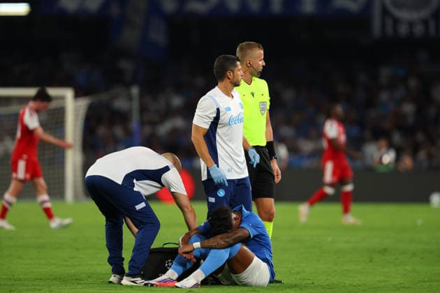 Napoli™s Alisson Santos injured during the UEFA Champions League football match between Napoli vs Arsenal - Champions League 2026 2027 - Diego Armando Maradona stadium September 9, 2026 Naples, Italy soccer  Copyright: xAlessandroxGarofalo LaPressex
