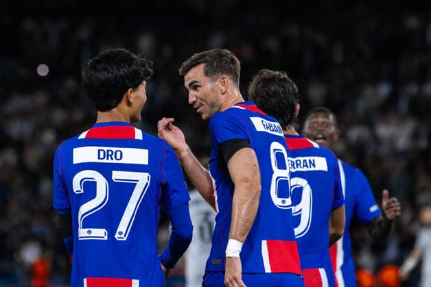 Team PSG seen celebrating a goal during UEFA Champions league League phase game between teams PSG and SK Slovan Bratislava (Dominika Kortvelyesiova Ball Raw Images) Paris Parc des Princes France Copyright: xDominikaxKortvelyesiovax DKR_9217
