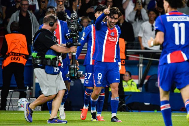 FOOTBALL : Paris Saint Germain vs Slovan Bratislava - Ligue des Champions - Phase de Ligue - JournÃ e 1 - 09 09 2026 Joie des joueurs du Paris SG aprÃ s le 2e but de Ferran Torres (Paris SG) ParisFrance  Copyright: xBaptistexAutissierx