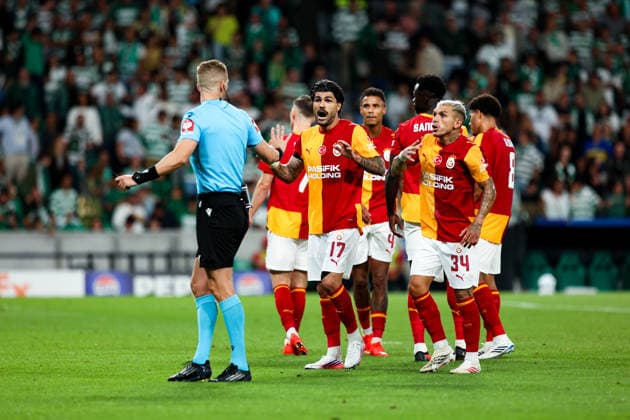 Sporting CP v Galatasaray FC - Fase de Liga da UEFA Champions League 2026 2027 Jogadores do Galatasaray protestam penalti sobre Luis Suarez do Sporting CP durante a partida entre Sporting CP v Galatasaray FC, para a Fase de Liga da UEFA Champions League 2026 2027 no Estadio Jose Alvalade, Portugal (Foto de Diogo Faria Reis Avant Sports) Lisboa Estadio Jose Alvalde Lisboa Portugal Copyright: xDiogoxFariaxReis AvantxSportsx