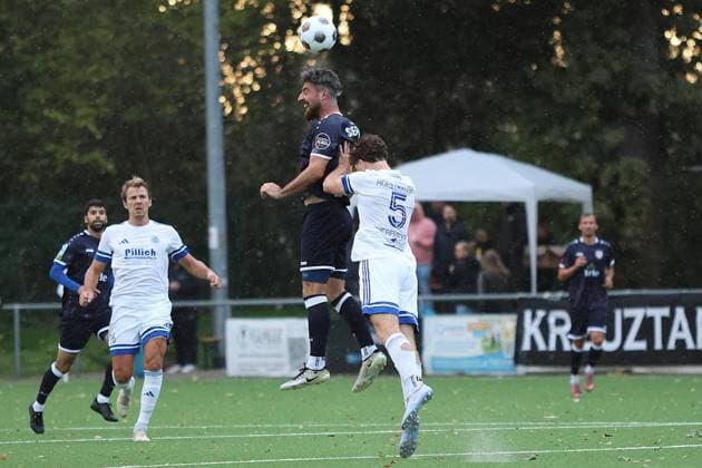 Westfalen Cup: SpVgg Horsthausen vs. Sportfreunde Siegen ** FOR EDITORIAL PURPOSES ONLY ** EDITORIAL USE ONLY ** p Soccer Westphalia Cup, Round 2, Wednesday, September 9, 2026, Location: Olymp Sportpark, Herne, Horsthausen, SpVgg Horsthausen vs. Sportfreunde Siegen. Pictured: A header duel—Arif Gueclue (SF Siegen) in the back, with No. 5 Caspar Biebersdorf (SpVgg Horsthausen) behind him Germany, Herne. Copyright StefanxRittershaus Copyright: StefanxRittershaus doc87j5hq42y39180siegiw ,EDITORIAL USE ONLY Copyright: StefanxRittershaus