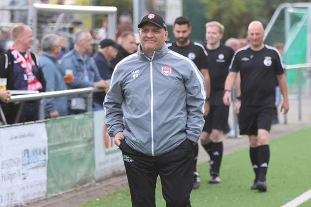 Westphalia Cup: SpVgg Horsthausen vs. Sportfreunde Siegen ** FOR EDITORIAL USE ONLY ** EDITORIAL USE ONLY ** p Soccer Westphalia Cup, 2nd Round, Wednesday, September 9, 2026, Location: Olymp Sportpark, Herne, Horsthausen, SpVgg Horsthausen vs. Sportfreunde Siegen. Pictured: Volkan Uluc, coach of Sportfreunde Siegen, Germany, Herne. Copyright StefanxRittershaus Copyright: StefanxRittershaus doc87j5hp2ykwk19v27rgjj ,EDITORIAL USE ONLY Copyright: StefanxRittershaus