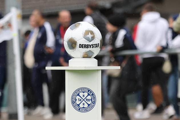Westfalen Cup: SpVgg Horsthausen vs. Sportfreunde Siegen ** FOR EDITORIAL PURPOSES ONLY ** EDITORIAL USE ONLY ** p Soccer Westphalia Cup, 2nd Round Wednesday, September 9, 2026 Location: Olymp Sportpark, Herne, Horsthausen SpVgg Horsthausen vs. Sportfreunde Siegen Pictured: The DERBYSTAR match ball on a pedestal, with the SpVgg Horsthausen crest below it. Germany, Herne. Copyright StefanxRittershaus Copyright: StefanxRittershaus doc87j5hp43xyfs1hssqiw ,EDITORIAL USE ONLY Copyright: StefanxRittershaus