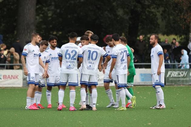 Westphalia Cup: SpVgg Horsthausen vs. Sportfreunde Siegen ** FOR EDITORIAL USE ONLY ** EDITORIAL USE ONLY ** p Soccer Westphalia Cup 2nd Round Wednesday, September 9, 2026 Location: Olymp Sportpark, Herne, Horsthausen SpVgg Horsthausen vs. Sportfreunde Siegen Pictured: The SpVgg Horsthausen team before the game, Herne, Germany. Copyright StefanxRittershaus Copyright: StefanxRittershaus doc87j5hplxb54170wg9klp ,EDITORIAL USE ONLY Copyright: StefanxRittershaus