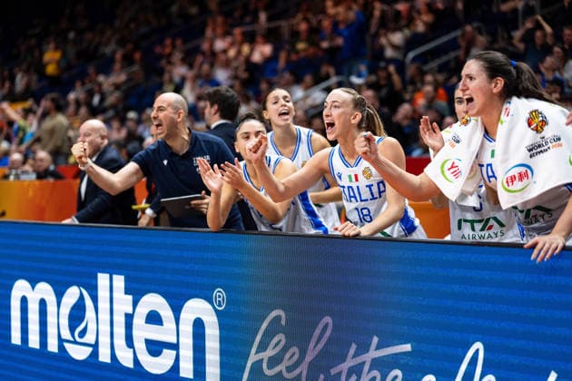 Italy s bench cheers; Mariella Santucci, Italy, 18, GER, Italy vs. Australia, Basketball, 2026 FIBA Women s World Cup, Quarterfinal Qualifier, September 9, 2026, GER, Italy vs. Australia, Basketball, 2026 FIBA Women’s World Cup, Qualification for the quarterfinals, September 9, 2026, Berlin Copyright: xEibner-Pressefoto MaxxVincenx EP_MVN