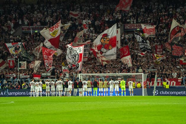 VFB Stuttgart players thank the fans and celebrate the victory during UEFA Champions League - Matchday 1 season 26 27 game between Stuttgart and Viking (Ruslan Taran Ball Raw Images) Stuttgart MHP Arena Germany Copyright: xRuslanxTaranx RUS_STUTT-VIKING-0394