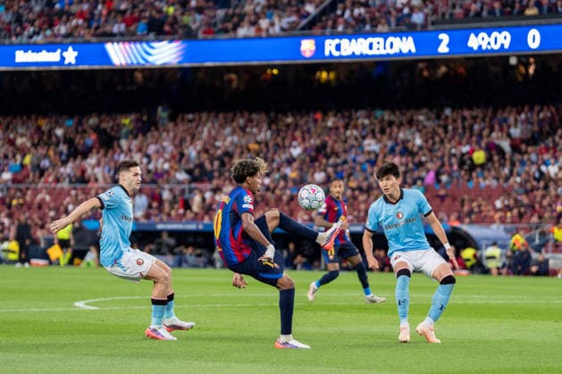 Spain-Football-UEFA Champions League FC Barcelona, Barca v Feyenoord in Barcelona, Spain. FC Barcelona player Lamine Yamal (10) vies with Mika Marmol (35) and Tsuyoshi Watanabe (4) during UEFA Champions League match between FC Barcelona and Feyenoord in Spotify Camp Nou Stadium, Barcelona, Spain, on September 9, 2026. Barcelona Spotify Camp Nou Stadium Barcelona Spain