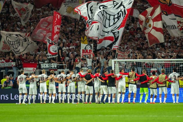 VFB Stuttgart players thank the fans and celebrate the victory during UEFA Champions League - Matchday 1 season 26 27 game between Stuttgart and Viking (Ruslan Taran Ball Raw Images) Stuttgart MHP Arena Germany Copyright: xRuslanxTaranx RUS_STUTT-VIKING-0395