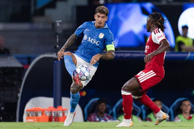 NAPLES, ITALY - SEPTEMBER 09: Giovanni Di Lorenzo of Napoli (L) controls the ball under pressure from Eberechi Eze of Arsenal (R) during UEFA Champions League 2026 27 League Phase match between SSC Napoli and Arsenal at Stadio Diego Armando Maradona on September 09, 2026 in Naples, Italy. (Photo by Ricardo Nogueira Sports Press Photo) Copyright: xRicardoxNogueira SportsxPressxPhotox Sportspressphoto_SPR227011