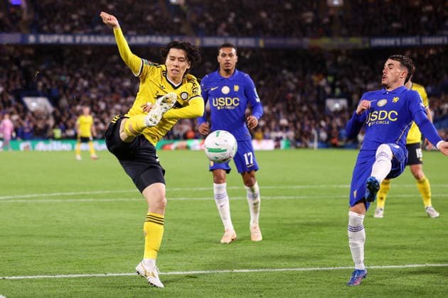 Chelsea gegen Leeds United, 9. September 2026, London, Carabao Cup, 3. Runde: Chelsea gegen Leeds United – Ao Tanaka von Leeds United schießt den Ball volley. Foto: Jacques Feeney – Abseits, London, Großbritannien  Copyright: xJacquesxFeeneyx xOffsidexOffside