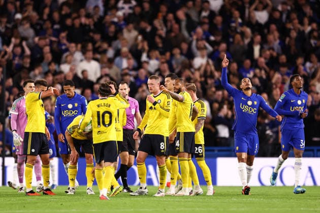Chelsea gegen Leeds United, 9. September 2026, London, Carabao Cup, 3. Runde: Chelsea gegen Leeds United. Lukas Nmecha von Leeds United und Sean Longstaff von Leeds United halten eine Teambesprechung ab, nachdem sie das dritte Gegentor kassiert haben. Foto: Jacques Feeney, Abseits, London, Großbritannien  Copyright: xJacquesxFeeneyx xOffsidexOffside
