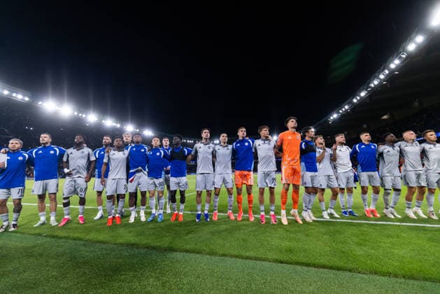 Team SK Slovan Bratislava during UEFA Champions league League phase game between teams PSG and SK Slovan Bratislava (Dominika Kortvelyesiova Ball Raw Images) Paris Parc des Princes France Copyright: xDominikaxKortvelyesiovax DKR_9495