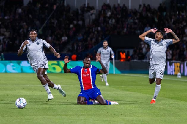 Sahmkou Camara of SK Slovan Bratislava, Nuno Mendes of PSG and Cesar Blackman of SK Slovan Bratislava during UEFA Champions league League phase game between teams PSG and SK Slovan Bratislava (Dominika Kortvelyesiova Ball Raw Images) Paris Parc des Princes France Copyright: xDominikaxKortvelyesiovax DKR_9319