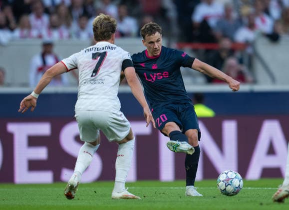 Peter Christiansen of Viking FK makes a pass, Maximilian Mittelstaedt of VfB Stuttgart defends against him during UEFA Champions League - Matchday 1 season 26 27 game between Stuttgart and Viking (Ruslan Taran Ball Raw Images) Stuttgart MHP Arena Germany Copyright: xRuslanxTaranx RUS_STUTT-VIKING-0523