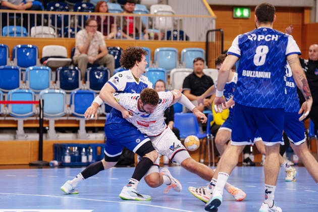 2 Handball Bundesliga 2, Matchday 1: VfL Potsdam vs. TV 05 07 Hüttenberg; Giacomo Savini 1 (VfL Potsdam), 10 against Leif Haack TV 05 07 Hüttenberg, 20 in a one-on-one match on September 9, 2026, at the MBS Arena, Potsdam, Brandenburg, Germany