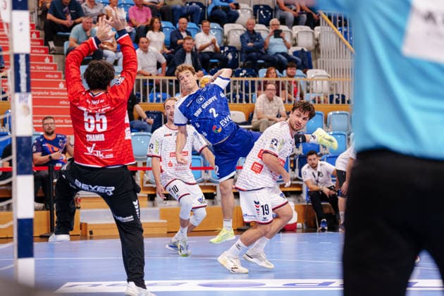 2 Handball Bundesliga 2, Matchday 1: VfL Potsdam vs. TV 05 07 Hüttenberg; Florian Budde (1) of VfL Potsdam, taking a jump shot on September 9, 2026, at the MBS Arena in Potsdam, Brandenburg; Potsdam MBS Arena, Brandenburg, Germany