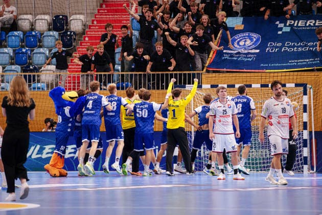 2 Handball Bundesliga 2, Matchday 1: VfL Potsdam 5–07 TV Hüttenberg. The VfL Potsdam team celebrates with fans after their victory on September 9, 2026, at the MBS Arena in Potsdam, Brandenburg, Germany.