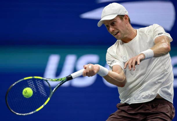 US Open tennis tournament - Day 11 Botic Van de Zandschulp of the Netherlands in action against Alexander Zverev of Germany during their Men s Singles Quarterfinals match of the US Open Tennis Championships at the USTA Billie Jean King National Tennis Center in Flushing Meadows, New York, USA, 09 September 2026. FLUSHING MEADOWS NEW YORK United States  Copyright: xCRISTOBALxHERRERA-ULASHKEVICHx