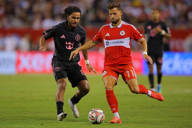 CHICAGO, IL - SEPTEMBER 09: Philip Zinckernagel 11 of the Chicago Fire FC controls the ball against Telasco Segovia 8 of Inter Miami CF during the first half of a match on September 9, 2026 at Soldier Field in Chicago, Illinois. (Photo by Melissa Tamez Icon Sportswire) SOCCER: SEP 09 MLS, Fussball Herren, USA Chicago Fire FC vs Inter Miami CF EDITORIAL USE ONLY Icon260909021