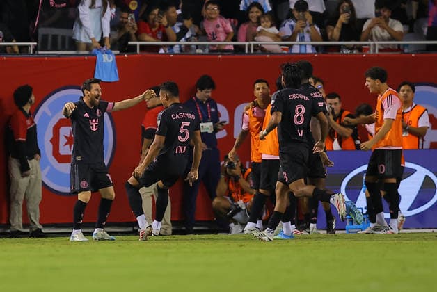CHICAGO, IL - SEPTEMBER 09: Casemiro 5 of Inter Miami CF celebrates after scoring with Lionel Messi 10 of Inter Miami CF during the second half of a match against Chicago Fire FC on September 9, 2026 at Soldier Field in Chicago, Illinois. (Photo by Melissa Tamez Icon Sportswire) SOCCER: SEP 09 MLS, Fussball Herren, USA Chicago Fire FC vs Inter Miami CF EDITORIAL USE ONLY Icon260909023