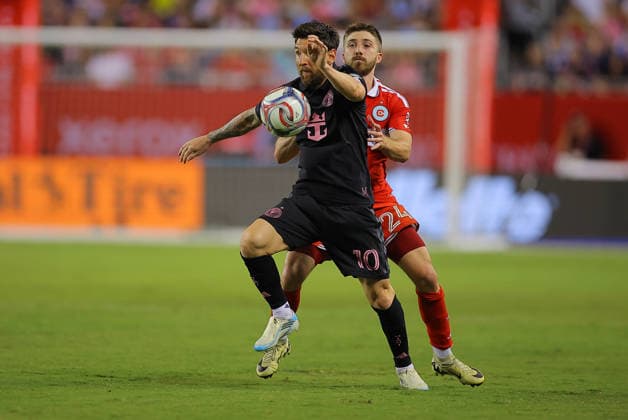 CHICAGO, IL - SEPTEMBER 09: Lionel Messi 10 of Inter Miami CF controls the ball against Jonathan Dean 24 of the Chicago Fire FC during the second half of a match on September 9, 2026 at Soldier Field in Chicago, Illinois. (Photo by Melissa Tamez Icon Sportswire) SOCCER: SEP 09 MLS, Fussball Herren, USA Chicago Fire FC vs Inter Miami CF EDITORIAL USE ONLY Icon260909028