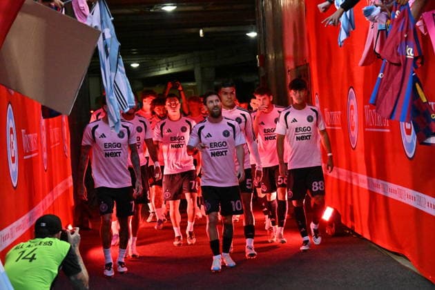 CHICAGO, IL - SEPTEMBER 09: Lionel Messi 10 of Inter Miami CF leads his team out of the tunnel prior to a game between Inter Miami and the Chicago Fire FC on September 9, 2026, at Soldier Field, in Chicago, IL. (Photo by Patrick Gorski Icon Sportswire) SOCCER: SEP 09 MLS, Fussball Herren, USA Chicago Fire FC vs Inter Miami CF EDITORIAL USE ONLY Icon26090902