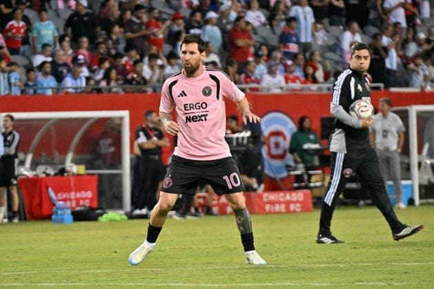 CHICAGO, IL - SEPTEMBER 09: Lionel Messi 10 of Inter Miami CF warms up prior to a game between Inter Miami and the Chicago Fire FC on September 9, 2026, at Soldier Field, in Chicago, IL. (Photo by Patrick Gorski Icon Sportswire) SOCCER: SEP 09 MLS, Fussball Herren, USA Chicago Fire FC vs Inter Miami CF EDITORIAL USE ONLY Icon26090907