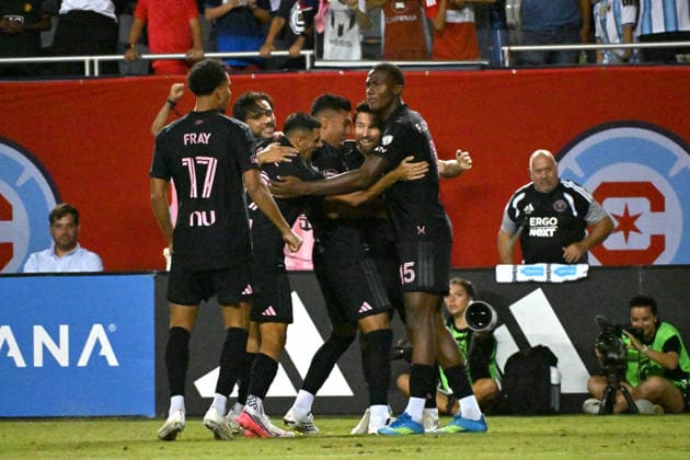 CHICAGO, IL - SEPTEMBER 09: Lionel Messi 10 of Inter Miami CF and the team celebrates Casemiro 5 of Inter Miami CF goal during the second half in a game between Inter Miami and the Chicago Fire FC on September 9, 2026, at Soldier Field, in Chicago, IL. (Photo by Patrick Gorski Icon Sportswire) SOCCER: SEP 09 MLS, Fussball Herren, USA Chicago Fire FC vs Inter Miami CF EDITORIAL USE ONLY Icon26090919