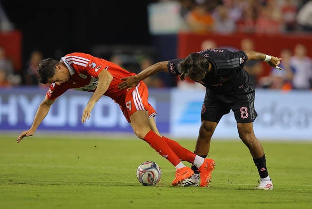CHICAGO, IL - SEPTEMBER 09: Telasco Segovia 8 of Inter Miami CF and Robert Lewandowski 9 of the Chicago Fire FC battle for the ball during the first half of a match on September 9, 2026 at Soldier Field in Chicago, Illinois. (Photo by Melissa Tamez Icon Sportswire) SOCCER: SEP 09 MLS, Fussball Herren, USA Chicago Fire FC vs Inter Miami CF EDITORIAL USE ONLY Icon260909042