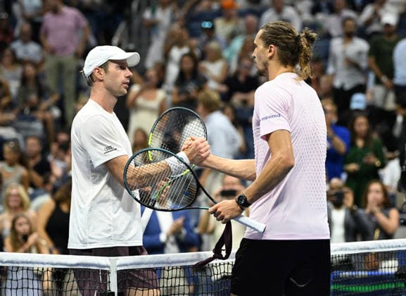 Alexander Zverev meets Botic van de Zandschulpv at the net after the match in Arthur Ashe Stadium during the quarter finals at the 2026 US Open Tennis Championship held at the USTA Billie Jean King National Tennis Center in New York City on Tuesday, September 9, 2026.  NYP20260909503 LARRYxMARANO