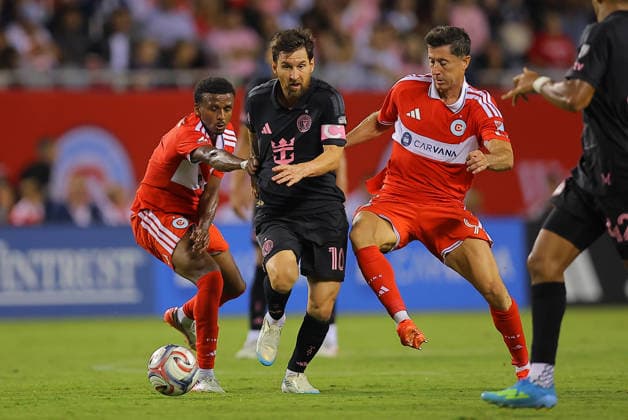 CHICAGO, IL - SEPTEMBER 09: Lionel Messi 10 of Inter Miami CF controls the ball against Robert Lewandowski 9 of the Chicago Fire FC during the first half of a match on September 9, 2026 at Soldier Field in Chicago, Illinois. (Photo by Melissa Tamez Icon Sportswire) SOCCER: SEP 09 MLS, Fussball Herren, USA Chicago Fire FC vs Inter Miami CF EDITORIAL USE ONLY Icon260909054