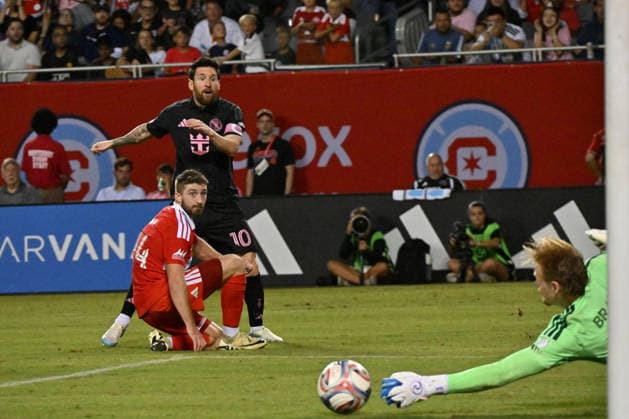 CHICAGO, IL - SEPTEMBER 09: Lionel Messi 10 of Inter Miami CF takes a shot on goal during the second half in a game between Inter Miami and the Chicago Fire FC on September 9, 2026, at Soldier Field, in Chicago, IL. (Photo by Patrick Gorski Icon Sportswire) SOCCER: SEP 09 MLS, Fussball Herren, USA Chicago Fire FC vs Inter Miami CF EDITORIAL USE ONLY Icon26090940