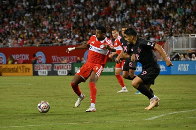 CHICAGO, IL - SEPTEMBER 09: Maren Haile-Selassie 7 of the Chicago Fire FC and Luis Suarez 9 of Inter Miami CF battle for the ball during the second half in a game between Inter Miami and the Chicago Fire FC on September 9, 2026, at Soldier Field, in Chicago, IL. (Photo by Patrick Gorski Icon Sportswire) SOCCER: SEP 09 MLS, Fussball Herren, USA Chicago Fire FC vs Inter Miami CF EDITORIAL USE ONLY Icon26090942