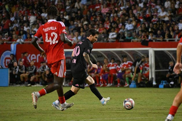 CHICAGO, IL - SEPTEMBER 09: Lionel Messi 10 of Inter Miami CF controls the ball during the second half in a game between Inter Miami and the Chicago Fire FC on September 9, 2026, at Soldier Field, in Chicago, IL. (Photo by Patrick Gorski Icon Sportswire) SOCCER: SEP 09 MLS, Fussball Herren, USA Chicago Fire FC vs Inter Miami CF EDITORIAL USE ONLY Icon26090950
