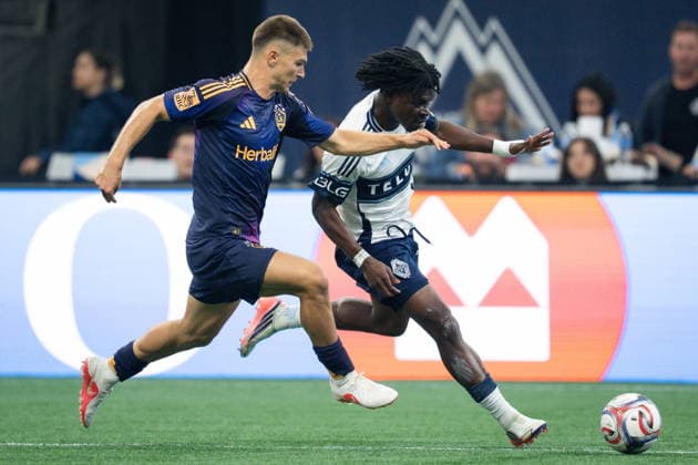 September 9, 2026, Vancouver, Bc, CANADA: Los Angeles Galaxy s Harbor Miller, left, and Vancouver Whitecaps Emmanuel Sabbi vie for the ball during the first half of an MLS, Fussball Herren, USA soccer match in Vancouver on Wednesday, Sept. 9, 2026. Canada News - September 9, 2026 - ZUMAc35_ 20260909_zaf_c35_149 Copyright: xEthanxCairnsx