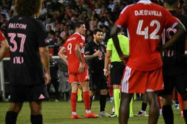 CHICAGO, IL - SEPTEMBER 09: Robert Lewandowski 9 of the Chicago Fire FC and Lionel Messi 10 of Inter Miami CF argue during the second half in a game between Inter Miami and the Chicago Fire FC on September 9, 2026, at Soldier Field, in Chicago, IL. (Photo by Patrick Gorski Icon Sportswire) SOCCER: SEP 09 MLS, Fussball Herren, USA Chicago Fire FC vs Inter Miami CF EDITORIAL USE ONLY Icon26090953