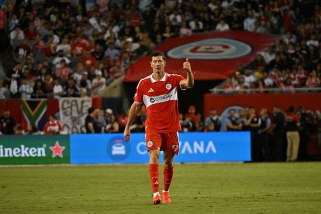 CHICAGO, IL - SEPTEMBER 09: Robert Lewandowski 9 of the Chicago Fire FC looks on during the second half in a game between Inter Miami and the Chicago Fire FC on September 9, 2026, at Soldier Field, in Chicago, IL. (Photo by Patrick Gorski Icon Sportswire) SOCCER: SEP 09 MLS, Fussball Herren, USA Chicago Fire FC vs Inter Miami CF EDITORIAL USE ONLY Icon26090959
