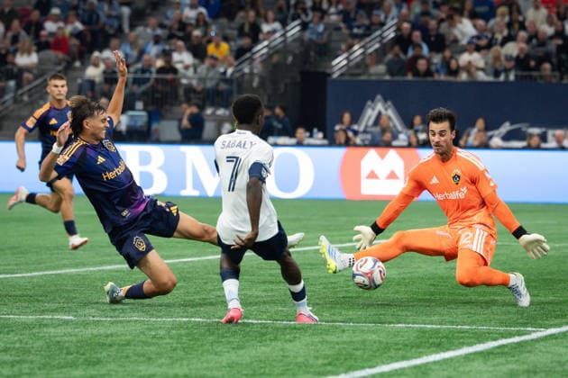September 9, 2026, Vancouver, Bc, CANADA: Los Angeles Galaxy goalkeeper JT Marcinkowski (12) stops Vancouver Whitecaps Cheick Sabaly (7) as Galaxy s Julian Aude (left) defends during the first half of an MLS, Fussball Herren, USA soccer match in Vancouver on Wednesday, Sept. 9, 2026. Canada News - September 9, 2026  - ZUMAc35_ 20260909_zaf_c35_152 Copyright: xEthanxCairnsx