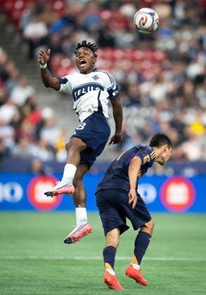 September 9, 2026, Vancouver, Bc, CANADA: Vancouver Whitecaps Edier Ocampo, left, and Los Angeles Galaxy s Hirving Lozano vie for the ball during the first half of an MLS, Fussball Herren, USA soccer match in Vancouver on Wednesday, Sept. 9, 2026. Canada News - September 9, 2026 - ZUMAc35_ 20260909_zaf_c35_153 Copyright: xEthanxCairnsx