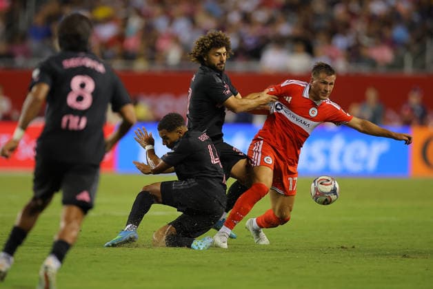CHICAGO, IL - SEPTEMBER 09: Maximiliano Falc—n 37 of Inter Miami CF battles for the ball against Robin Lod 17 of the Chicago Fire FC during the first half of a match on September 9, 2026 at Soldier Field in Chicago, Illinois. (Photo by Melissa Tamez Icon Sportswire) SOCCER: SEP 09 MLS, Fussball Herren, USA Chicago Fire FC vs Inter Miami CF EDITORIAL USE ONLY Icon260909063