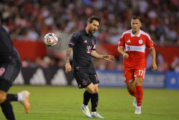 CHICAGO, IL - SEPTEMBER 09: Lionel Messi 10 of Inter Miami CF in action during the first half of a match against Chicago Fire FC on September 9, 2026 at Soldier Field in Chicago, Illinois. (Photo by Melissa Tamez Icon Sportswire) SOCCER: SEP 09 MLS, Fussball Herren, USA Chicago Fire FC vs Inter Miami CF EDITORIAL USE ONLY Icon260909067