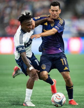 September 9, 2026, Vancouver, Bc, CANADA: Vancouver Whitecaps Edier Ocampo, left, and Los Angeles Galaxy s Hirving Lozano vie for the ball during the first half of an MLS, Fussball Herren, USA soccer match in Vancouver on Wednesday, Sept. 9, 2026. Canada News - September 9, 2026 - ZUMAc35_ 20260909_zaf_c35_154 Copyright: xEthanxCairnsx