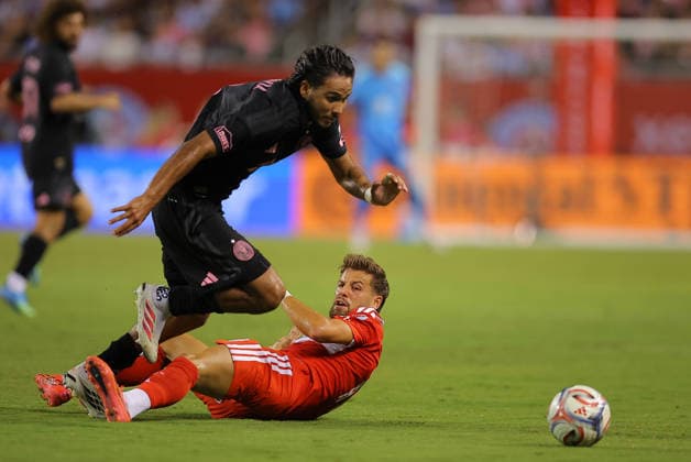 CHICAGO, IL - SEPTEMBER 09: Telasco Segovia 8 of Inter Miami CF and Philip Zinckernagel 11 of the Chicago Fire FC battle for the ball during the first half of a match on September 9, 2026 at Soldier Field in Chicago, Illinois. (Photo by Melissa Tamez Icon Sportswire) SOCCER: SEP 09 MLS, Fussball Herren, USA Chicago Fire FC vs Inter Miami CF EDITORIAL USE ONLY Icon260909077