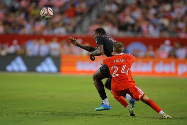 CHICAGO, IL - SEPTEMBER 09: Fricio Caicedo 15 of Inter Miami CF battles for the ball against Jonathan Dean 24 of the Chicago Fire FC during the first half of a match on September 9, 2026 at Soldier Field in Chicago, Illinois. (Photo by Melissa Tamez Icon Sportswire) SOCCER: SEP 09 MLS, Fussball Herren, USA Chicago Fire FC vs Inter Miami CF EDITORIAL USE ONLY Icon260909084