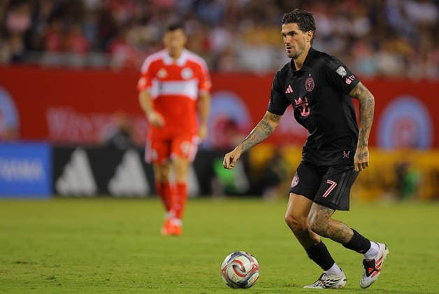 CHICAGO, IL - SEPTEMBER 09: Rodrigo De Paul 7 of Inter Miami CF controls the ball during the first half of a match against Chicago Fire FC on September 9, 2026 at Soldier Field in Chicago, Illinois. (Photo by Melissa Tamez Icon Sportswire) SOCCER: SEP 09 MLS, Fussball Herren, USA Chicago Fire FC vs Inter Miami CF EDITORIAL USE ONLY Icon260909096